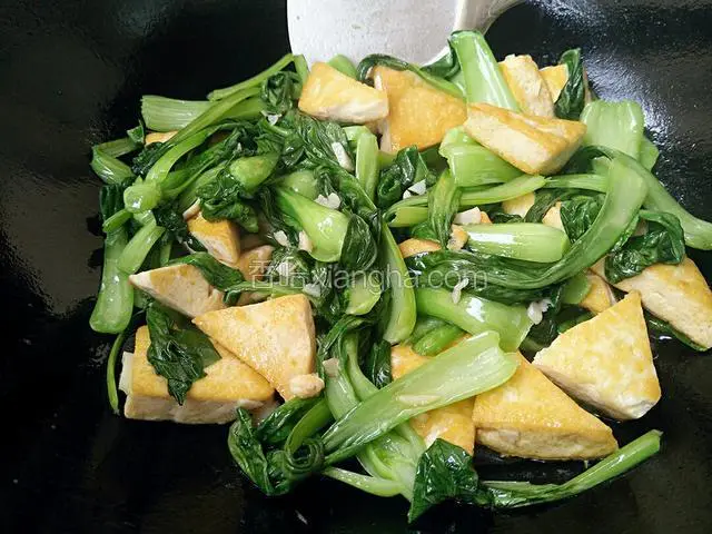 原汁原味的豆腐油菜就炒好了 装盘即可，