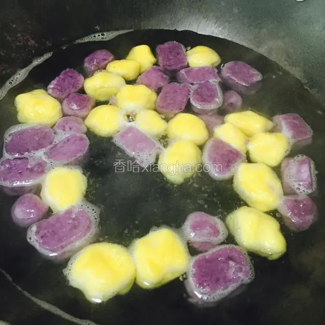 锅中加入水烧开加入做好的芋圆
