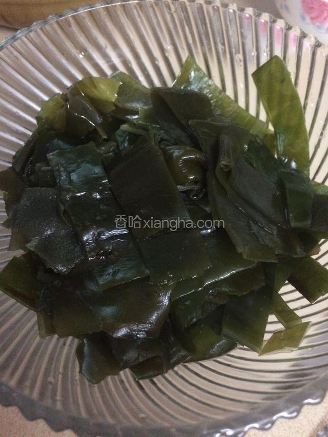 骨头汤煲着的同时，海带结也泡好啦，把海带洗干净，切成自己喜欢的大小形状，备用！