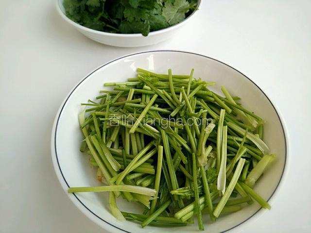 趁这时将香菜清洗干净摘下叶子将香菜杆切寸段备用（叶子可以留着凉拌）