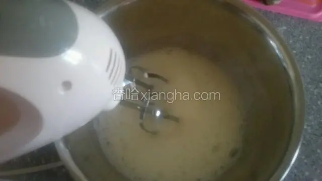 蛋白五个加入三克塔塔粉，用电动打蛋器高速打发，有大鱼泡状加第一次綿白糖继续打发