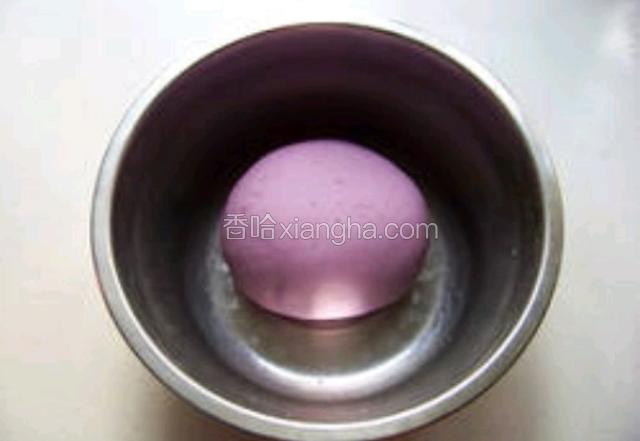 紫薯泥加面粉，酵母，糖一起和面成团，等发酵