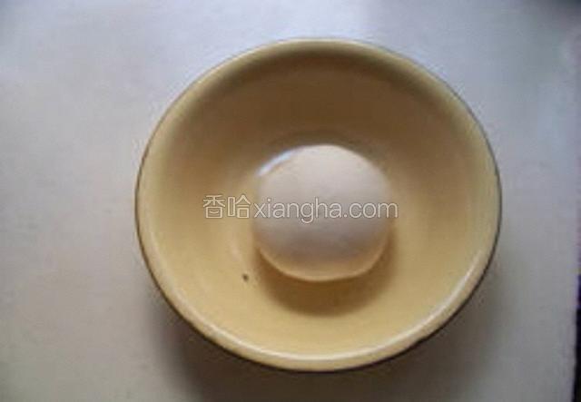 面粉加糖，酵母一起和面成团，等发酵