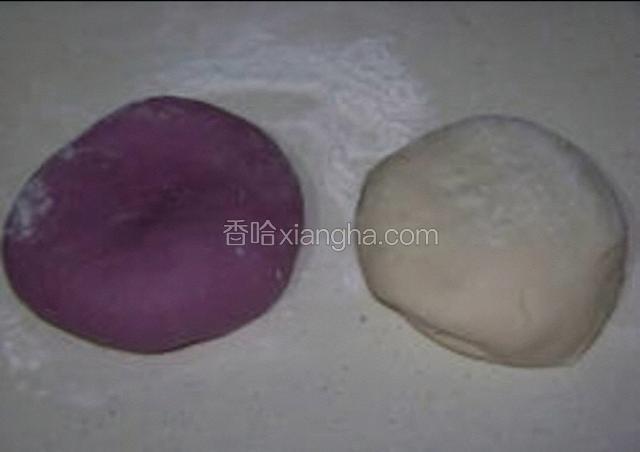 把发酵好的面团拿出来挤出空气