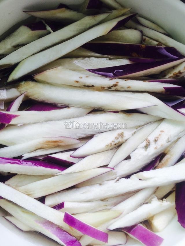 茄子洗净切丝 青椒切丝 