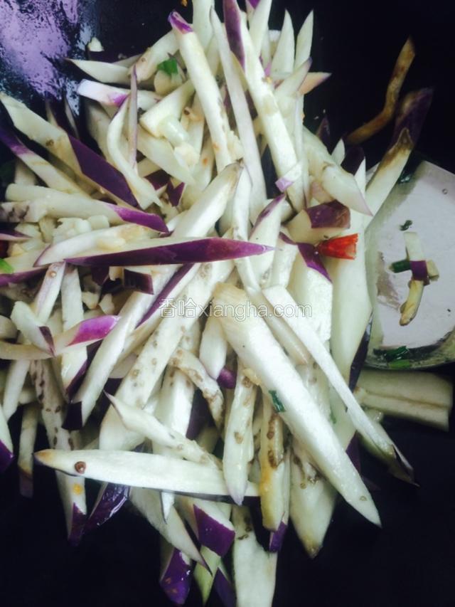 放入茄丝 翻炒