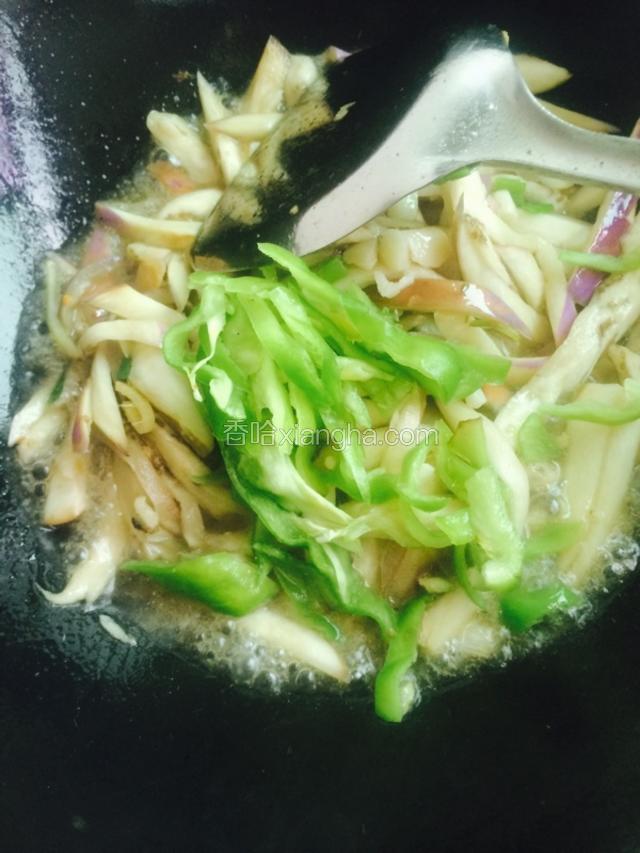 茄丝变软后 放入青椒丝 翻炒