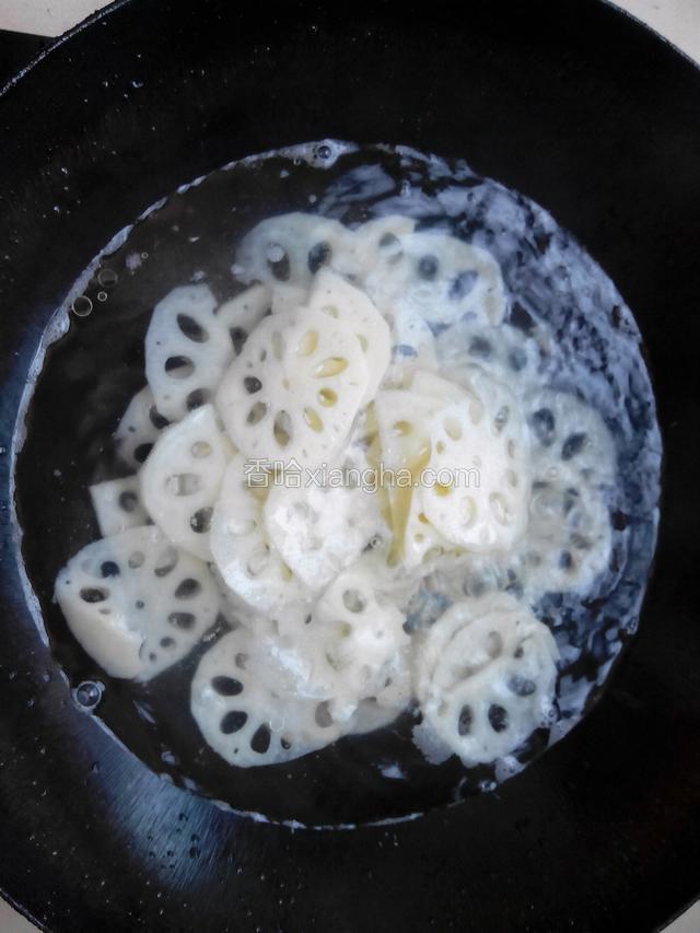 锅内水烧开，滴两滴油，焯藕片，两分钟，捞起过凉水备用