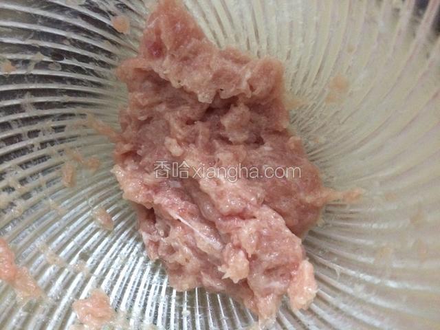 猪肉剁成肉末，加入盐糖蚝油生粉生抽顺着一个方向使劲搅拌，搅起劲…口感更好