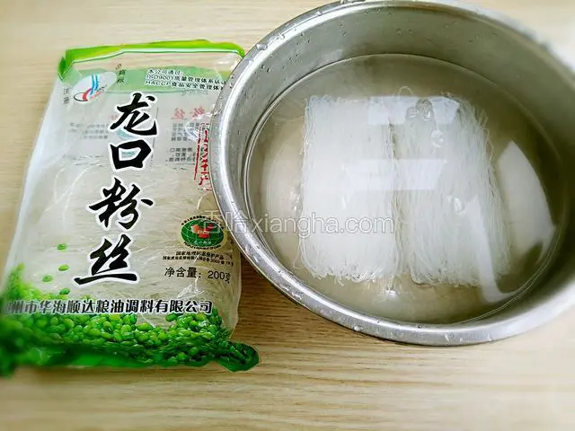 将粉丝用热水泡上至软即可