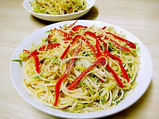 装盘后撒上少许的熟芝麻 凉拌豆芽粉丝就做好了！以上食材的成品是两盘凉菜，大家可以根据自己家的人数量适当减少点噢！
