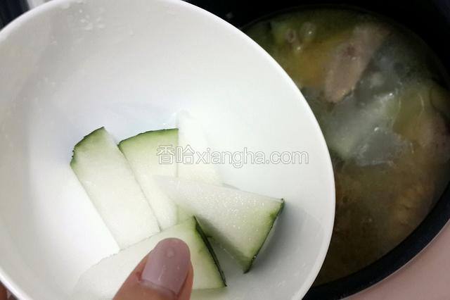 材料放齐后大火煮20分钟，转小火煲一个小时，加入冬瓜