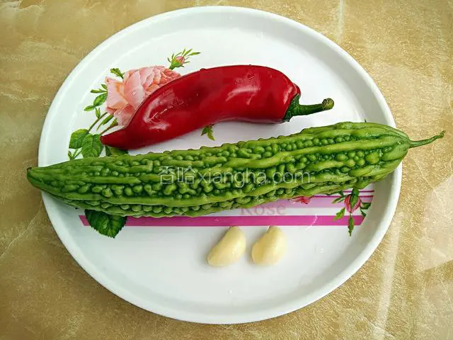 将所用食材清洗干净后备用
