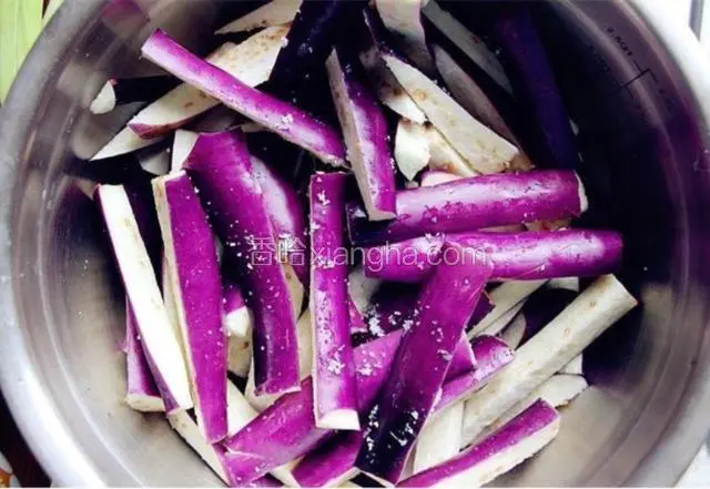 茄条撒上些许盐捞匀，腌十分钟脱水。