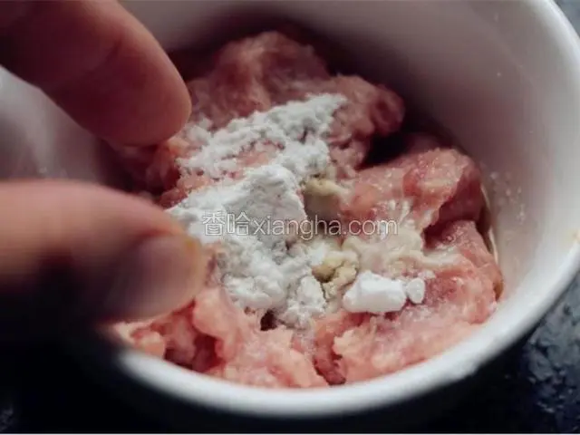 猪肉糜中加少许生粉，料酒，腌制片刻。