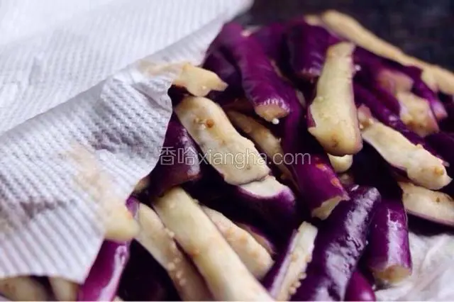 茄子用手挤出水份，用厨房纸吸去水份。