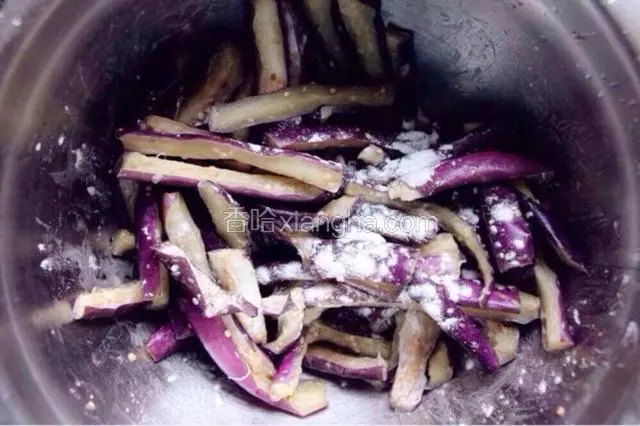 茄条中加入生粉捞匀，放置十几分钟。