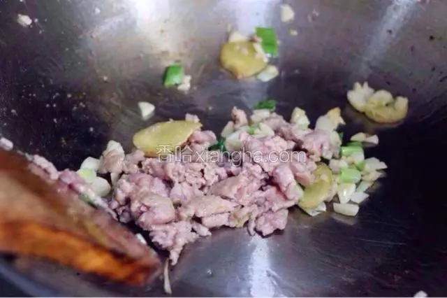 锅中放入猪肉糜滑散炒变色。