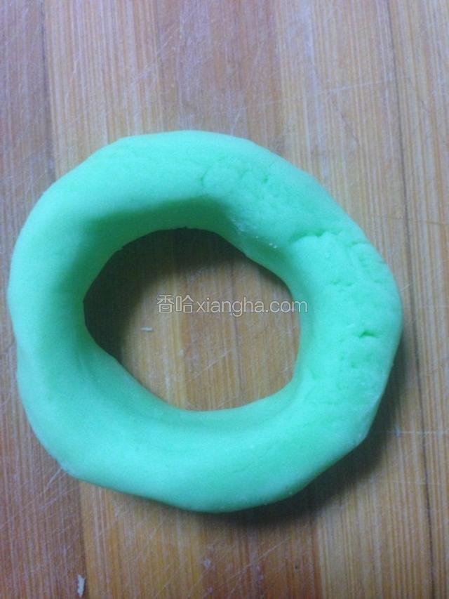 取一个绿色得，揉成中间带洞的环形