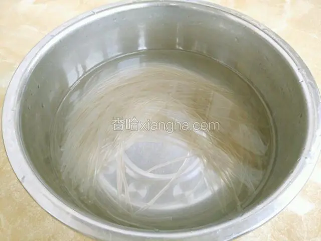 将红薯粉丝提前用热水泡半个小时