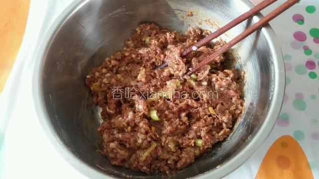 牛肉馅加入食材里面写的调味料拌匀备用