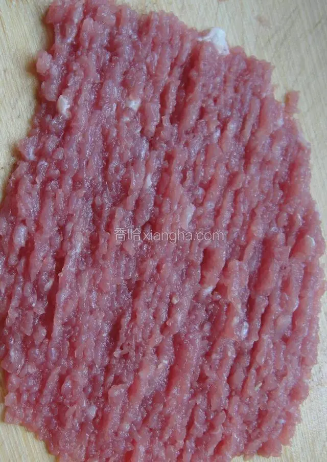 开始做饺子馅儿，把猪肉剁成泥，
