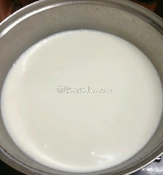 牛奶倒入奶锅，开火煮到快要沸腾的状态