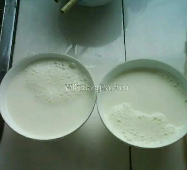 煮好的牛奶倒入碗里，把小泡泡用勺子舀出去