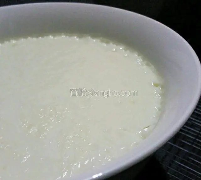 牛奶冷却，稍微有点儿温度，表面会结成一层微黄的皮