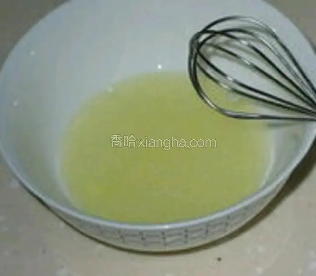 将鸡蛋清打散