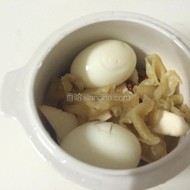 食材一起加入炖盅，加水淹没食材，隔水炖两小时