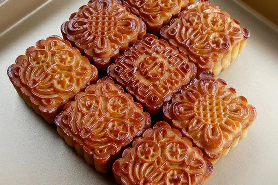 广式豆沙蛋黄月饼