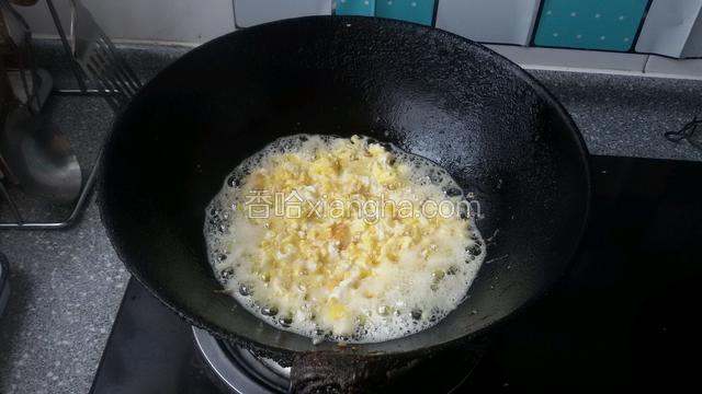 锅中放少许花生油，油热把鸡蛋炒熟，用铲子划碎