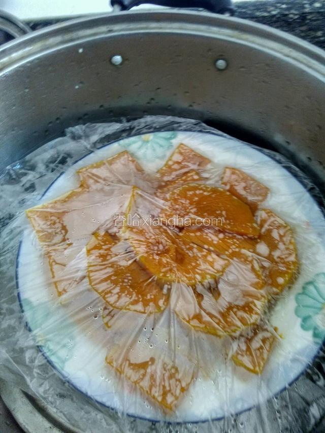 先煮薏米和红豆.红米粥，煮好了就放冰糖还是白糖都可以。(然后把粥放一边凉)


在把南瓜蒸煮