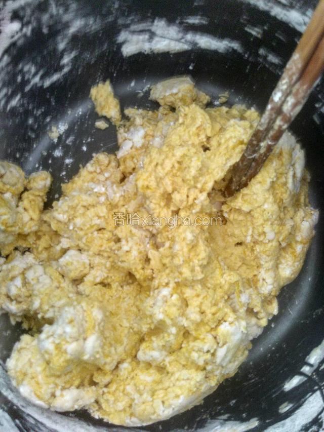 然后把南瓜和木薯粉倒在一起和，如果太烫了，就先用快子和
