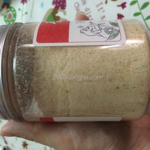 将虾皮粉装入容器。