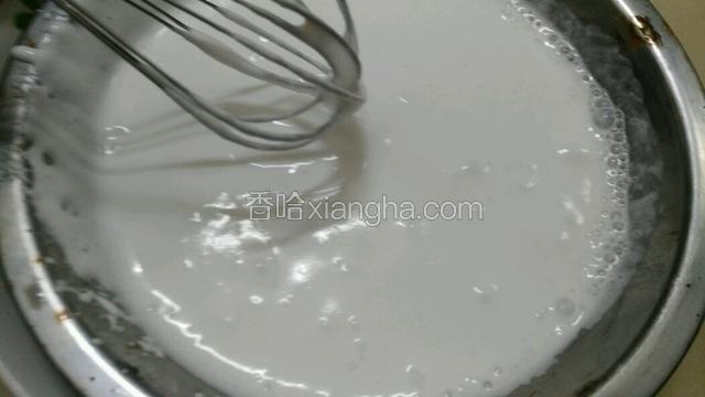 淡奶油坐在冰水里   用电动打蛋器打6成发  奶油有点粘在打蛋器上即可