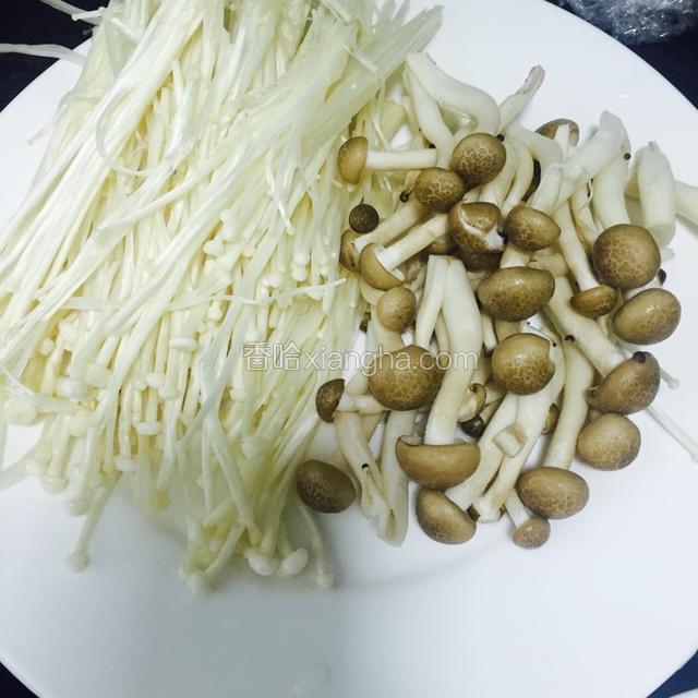 金针菇去掉根部，蟹味菇去根洗干净备用