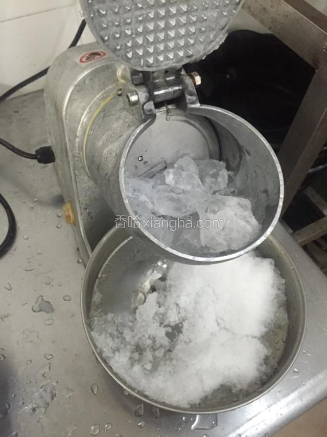 用碎冰机打碎食用冰