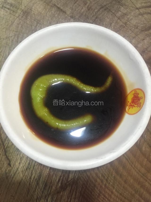 把日本介辣挤到味碟上倒入日本豉油跟着松茸菌上台即可食用