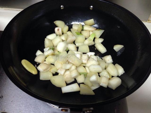 茄子去黑水，入锅内翻炒一分钟，微微透明即可