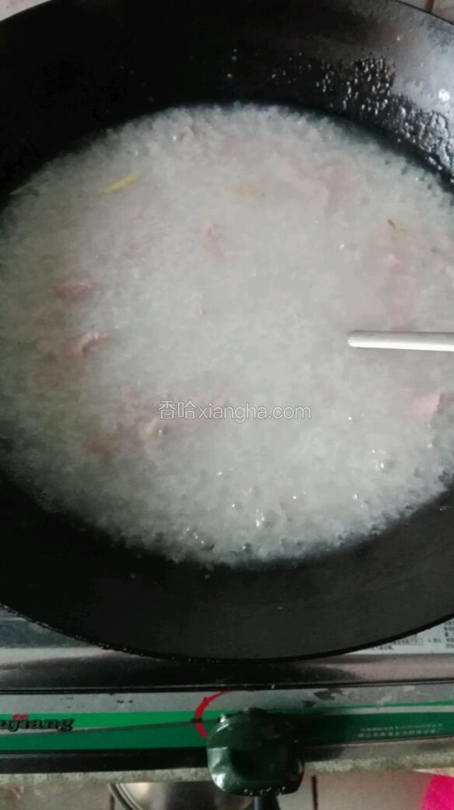 倒入瘦肉煮几分钟