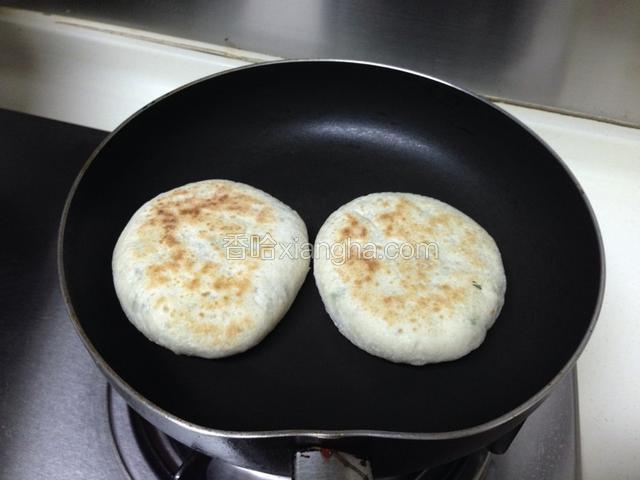 待饼子膨胀，两面均熟后，即可出锅