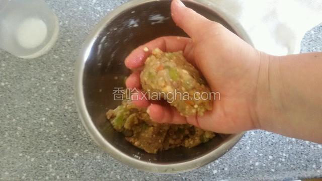 在拌匀用手捏成团，到这个程度完成馅料制作过程