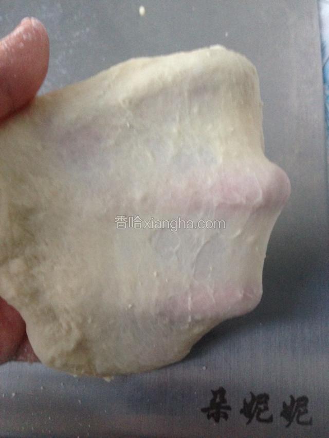 除黄油外，所有材料混合均匀，揉至能拉出厚膜状态。
