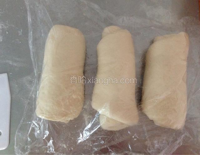 擀成长舌状，由上往下卷起。松弛十分钟。