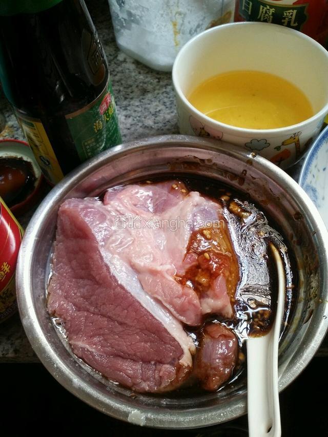 用调料把梅肉腌20分钟，