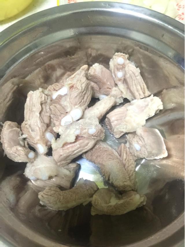 排骨焯水，控干备用。