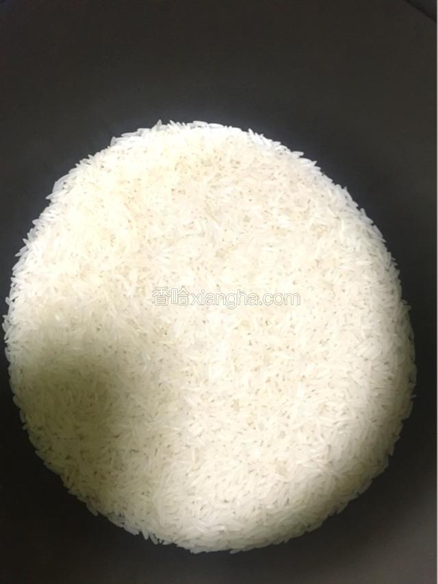 将大米洗净放入电饭煲。