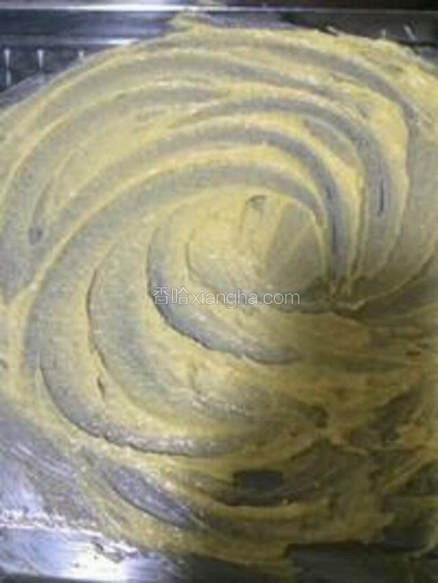 用干净的手捏搓使其混合均匀，颜色至稍微发白，手感不那么生硬